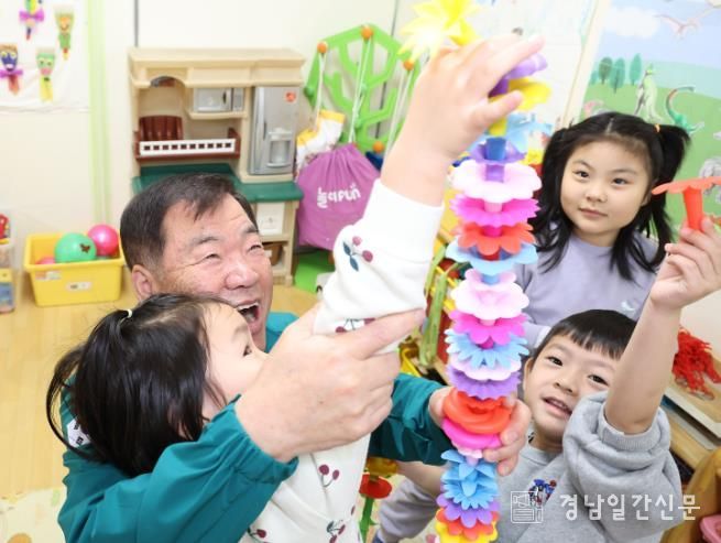 산청군, 양육 공백 가정 부담 경감 나서