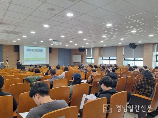 - 밀양시 농업인교육관 대강당에서 열린 2025년 새해농업인실용교육(고추과정) 장면