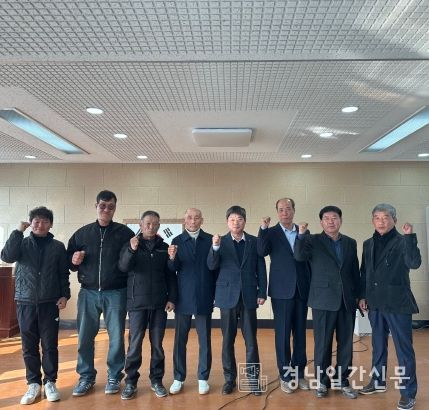 14일 밀양시 무안면 서부복지회관에서 열린 무안면 2025년 첫 이장 회의에서 김진환 무안면장과 7명의 신임이장이 함께 단체 촬영을 하고 있다.(김진환 무안면장: 왼쪽에서 5번 째)