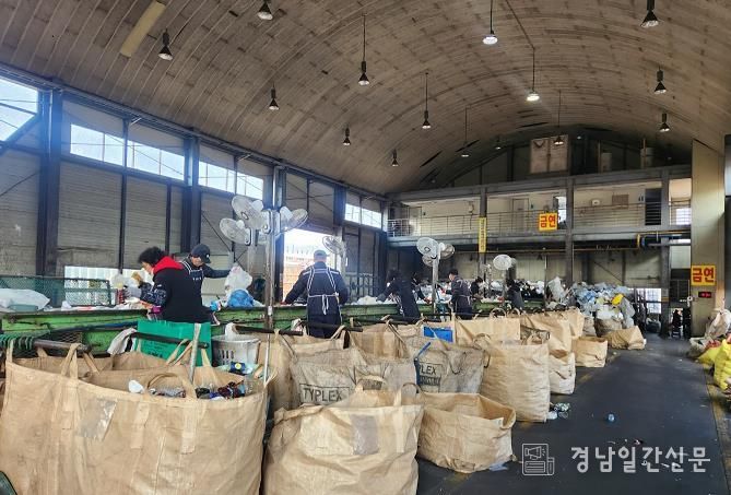 진해 재활용품선별장