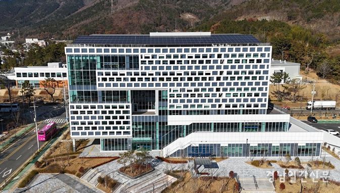 진해 공공임대형 지식산업센터 (지상6층, 지하1층 건물로 1, 3층에 의료바이오 첨단기기 연구제조센터 구축 중, 나머지 층은 의료바이오분야 등의 기업 입주 중으로 현재 85% 입주)