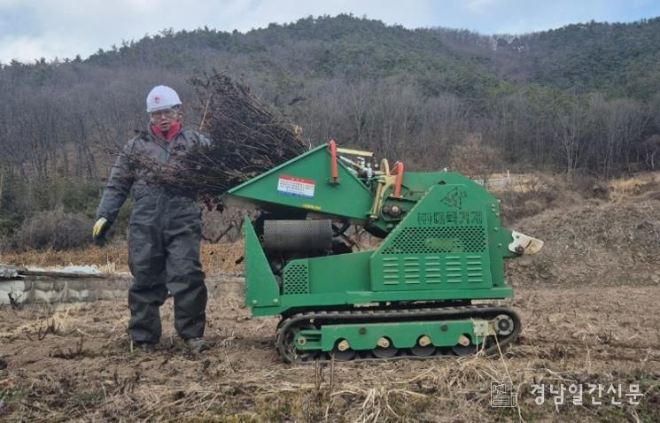 합천군 덕곡면, 영농부산물 파쇄 산불감시원이 나선다