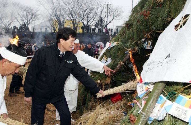 안병구 밀양시장이 지난 12일 삼문동 둔치에서 열린 정월대보름 달집태우기 행사에서 달집 점화를 하고 있다