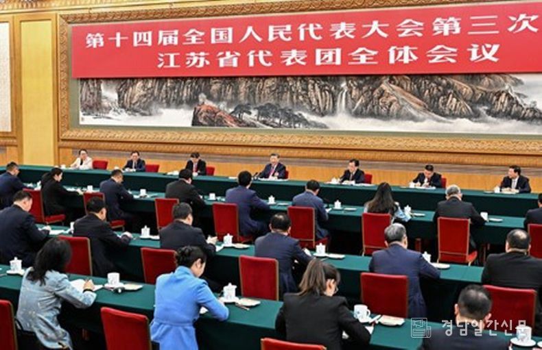5일 시 주석이 참가한 제14기 전인대 제3차 회의 장쑤대표단 심의 현장. (사진/신화통신)