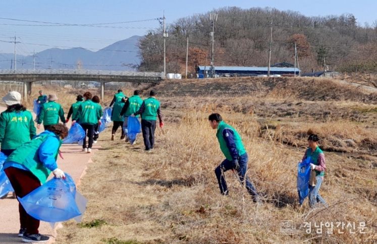 도천면에서 봄맞이 환경정화 활동을 실시했다