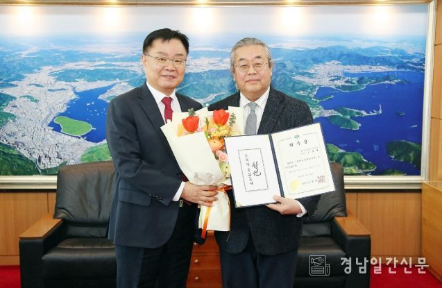 왼쪽부터 홍남표 창원특례시장, 고성룡 총괄건축가