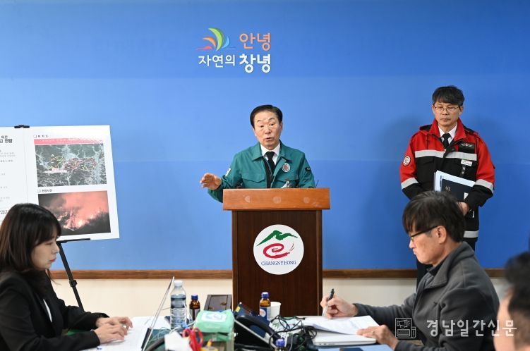 성낙인 군수가 언론사 기자들에게 브리핑을 하고 있다