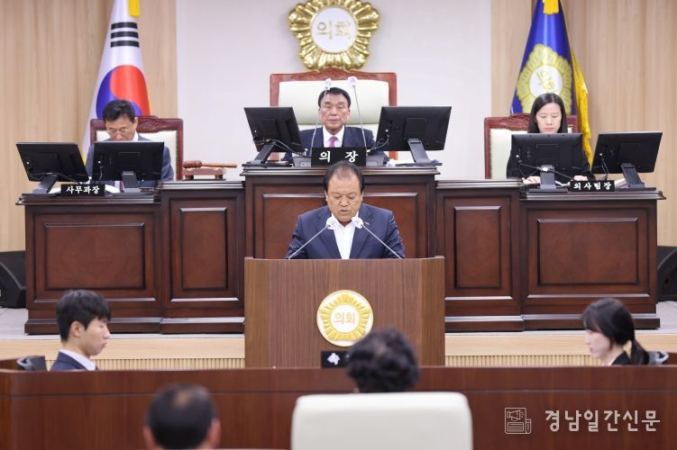 의령군의회 윤병열 의원 자유발언하는 모습