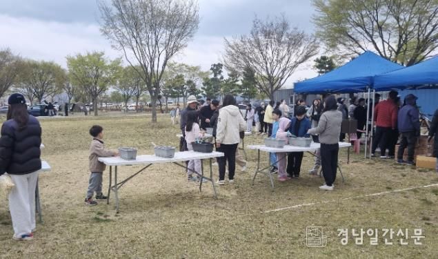 밀양아리랑오토캠핑장 이용객들이 다육식물 식재 체험 행사에 참여하고 있다.