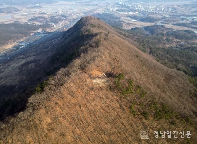 함안 봉산산성과 가야리유적 원경(서-동)_0408 함안 봉산산성 발굴조사에서 아라가야 축성기법 실체 확인