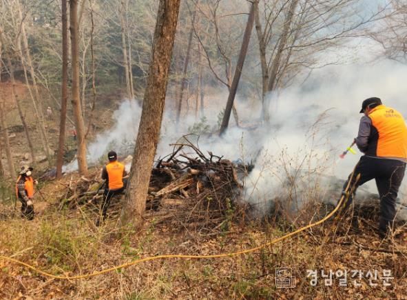 하동군 “불길보다 빠르게”...산불 진화 현장의 숨은 영웅들