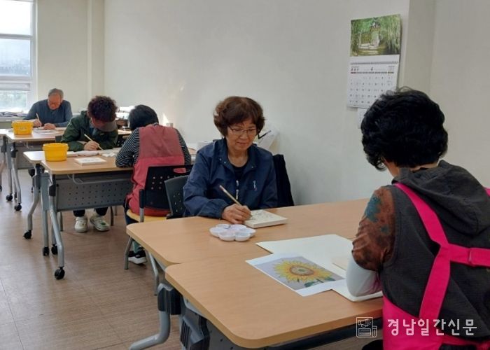 창녕군여성회관 찾아가는 교양강좌 ‘민화’수업 모습