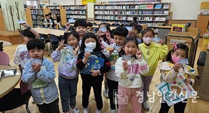 김해시 진영한빛도서관, 초등 입학생 찾아가 독서회원증 발급 ‘호응’