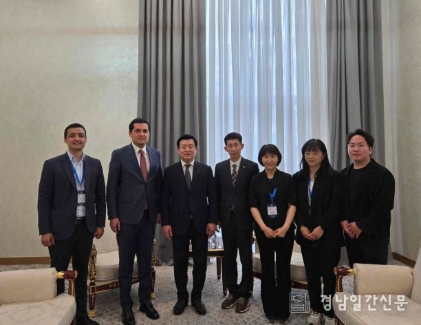 - 지난 26일 우즈베키스탄 문화부 상임고문과 밀양시 방문객이 단체 기념 촬영을 하고 있다.