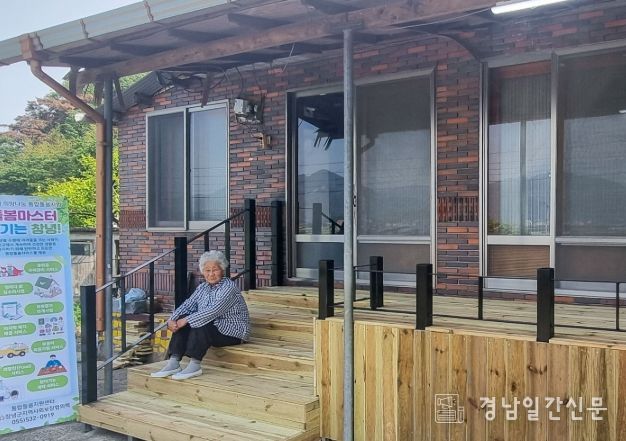 창녕군지역사회보장협의체가 영산면에 거주하는 거동이 불편한 어르신을 대상으로 ‘정이더 家 주거환경개선사업’을 진행했다
