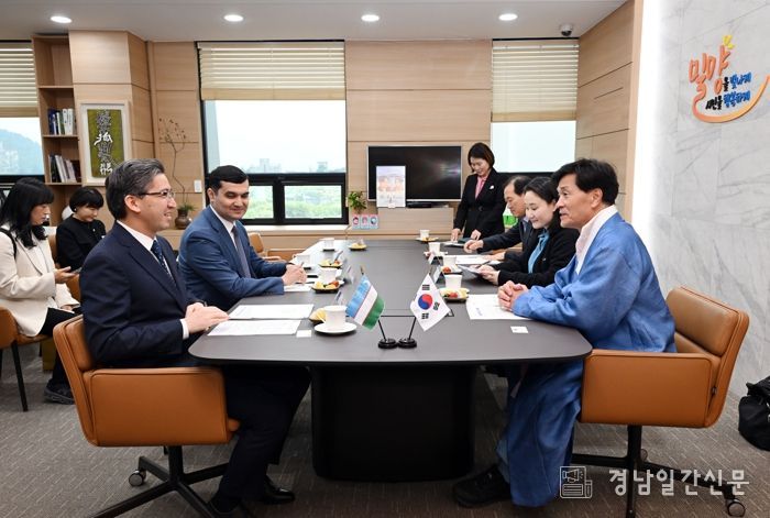 - 안병구 밀양시장이 24일 시장실에서 알리쉐르 아브두살로모프 주한 우즈베키스탄 대사를 접견하고 있다.