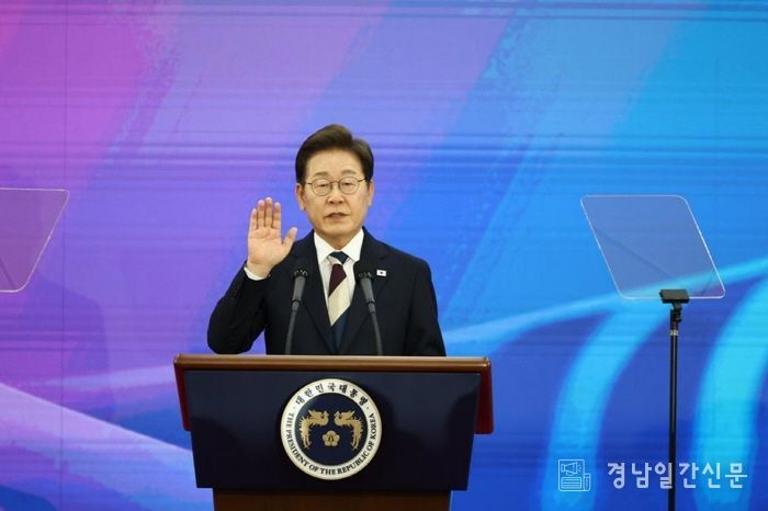 이재명 대통령이 4일 한국 국회에서 취임선서를 하고 있다. (사진/신화통신)