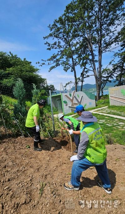 저도에 ‘자연보호 꽃동산 가꾸기’ 사업
