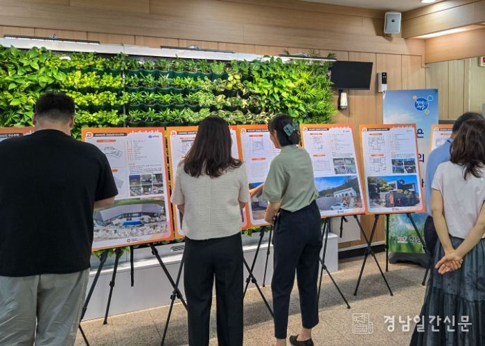 군청 민원봉사과 로비에 열린 ‘2024년도 우수주택 순회 전시회’ 모습