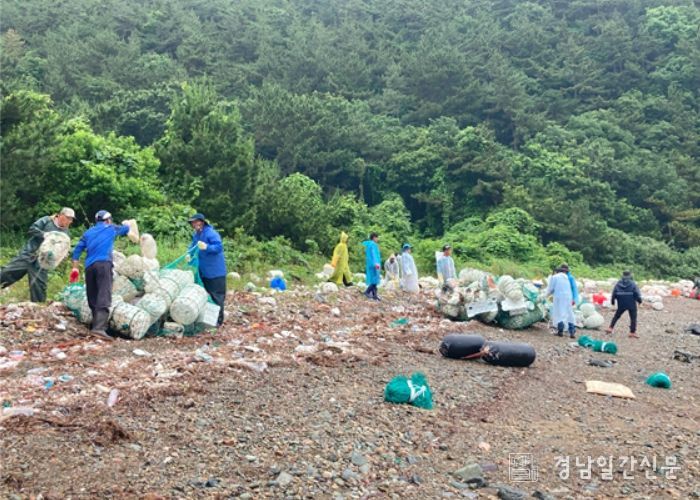 고성군, “해양쓰레기 사각지대 어촌계 정화활동” 펼쳐