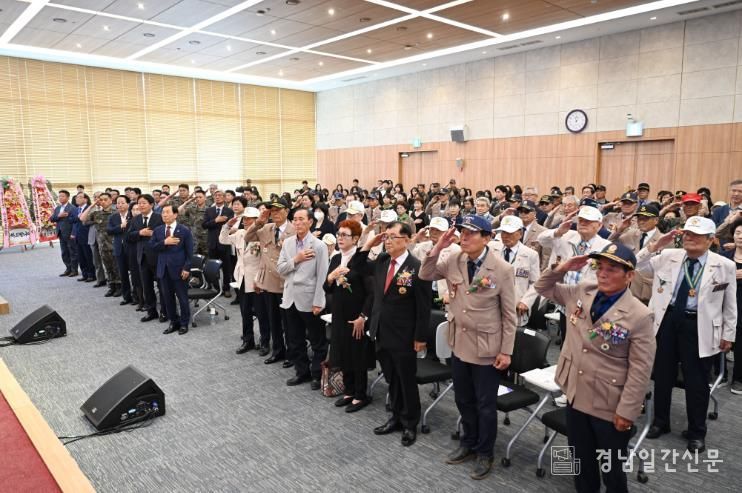 성낙인 창녕군수와 참전유공자들이 함께한 6.25전쟁 제75주년 기념행사 모습