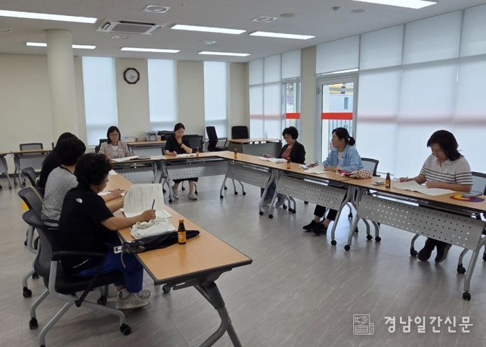 밀양시 지역경제과에서 물가모니터요원을 대상으로 2025년 물가모니터요원 역량 강화 교육을 진행하고 있다.