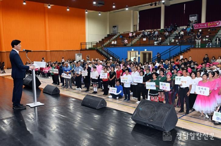 - 안병구 밀양시장이 26일 삼문동 문화체육회관에서 열린 제11회 밀양시 실버건강체조 경연대회 및 제6회 대한노인회 밀양시지회 한궁대회에서 인사말을 하고 있다.