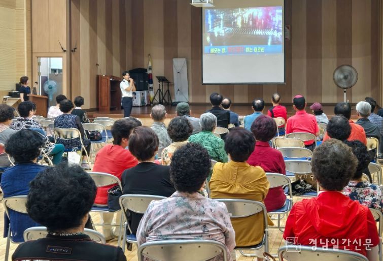 전동보조기기 안전 교육에 참여한 어르신들이 경찰 관계자의 설명을 경청하고 있는 모습.
