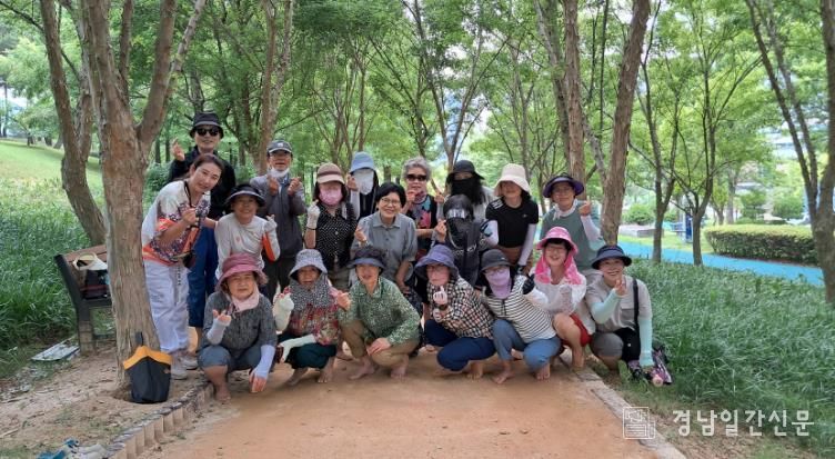 거창군 죽전공원 맨발걷기 긍정적인 신체변화 보여 주다