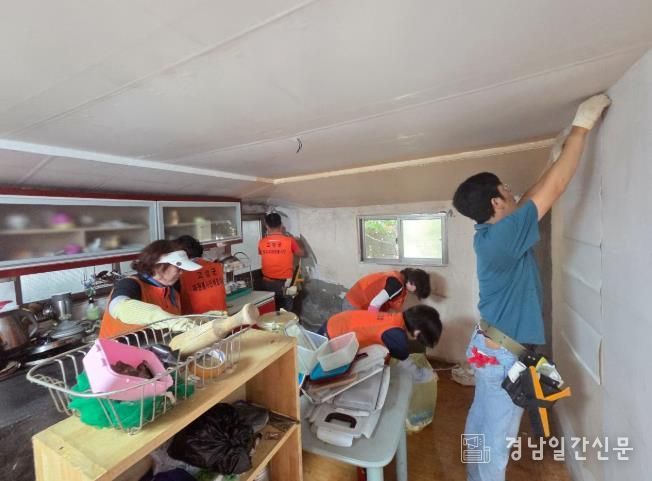고성군집수리전문자원봉사단, 상리면 취약계층 대상 주거환경개선 활동 펼쳐