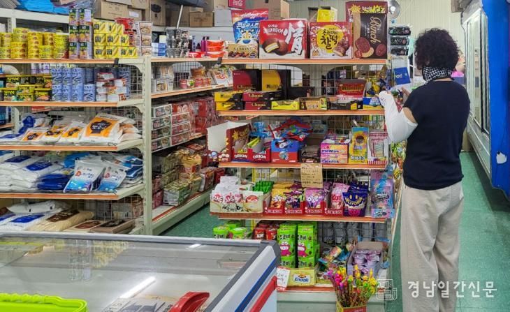 창녕군 합동점검반이 어린이 기호식품 조리·판매업소의 위생 상태를 점검하고 있다.