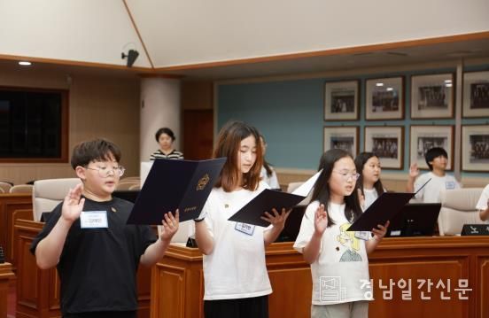 2025년 제2회 통영시의회 어린이·청소년의회교실 개최-입교식 선서