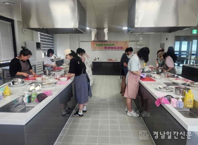 양시 상상어울림센터 내 건강채움센터 영양실습실에서 영양플러스사업 대상자들이 조리 실습을 진행하고 있다.