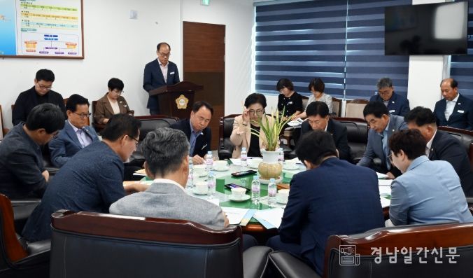 7월 2일 의장실에서 열린 남해군의회 정례 의원간담회