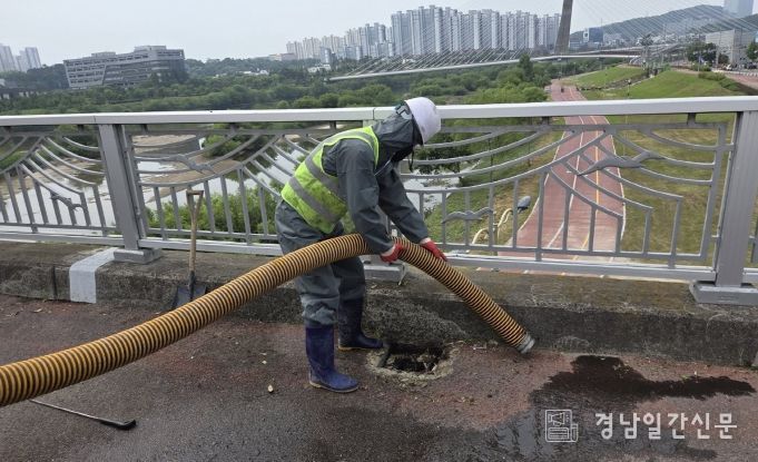진주시, 집중호우 시 침수 사각지대 도로 정비 완료 … 올해도‘총력전’-남강교 준설사진