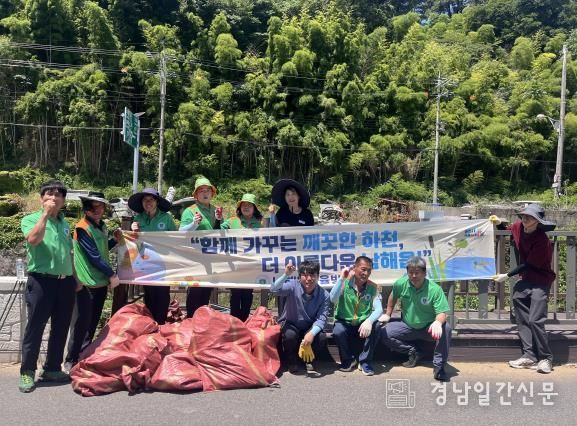 남해읍 자율방재단, 풍수해 대비 하천 정화활동