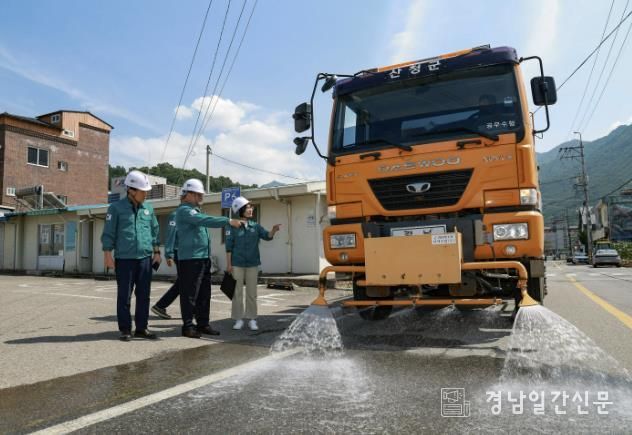 산청군, 뜨거운 도로 살수차로 식혀 ‘폭염 선제 대응’