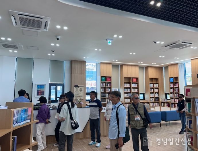 밀양시주민자치연합회가 4일 포항시 구룡포 해파랑문화쉼터를 견학하고 있다.