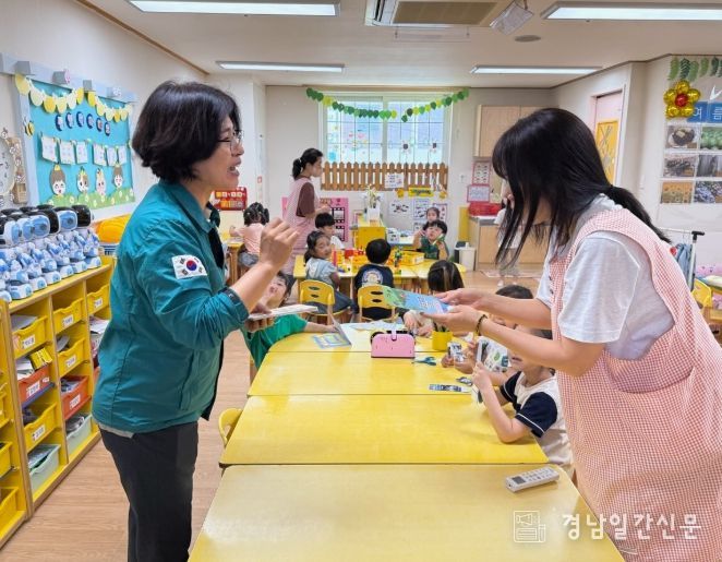 손순미 밀양시 여성가족과장이 4일 어린이집을 방문해 여름철 폭염을 대비해 현장점검을 실시하고 있다.