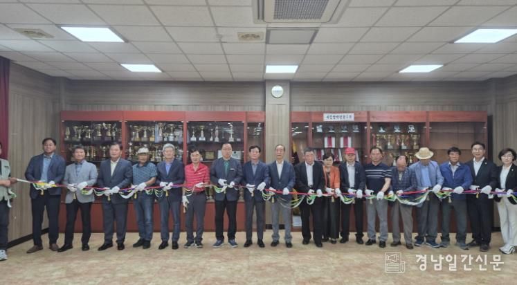 합천군 재경쌍백향우회, 우승기·트로피 전시 공간 개관식 열려