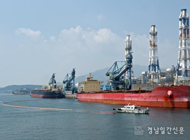 사천해경, 민관 합동 해상방제 훈련 모습.