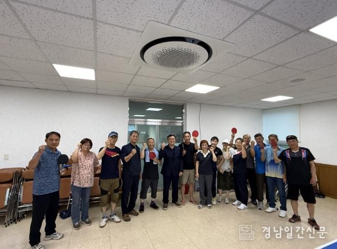 밀양시 상동면 주민자치센터에서 2025년 하반기 주민자치프로그램인 탁구 수업을 진행하고 있다.