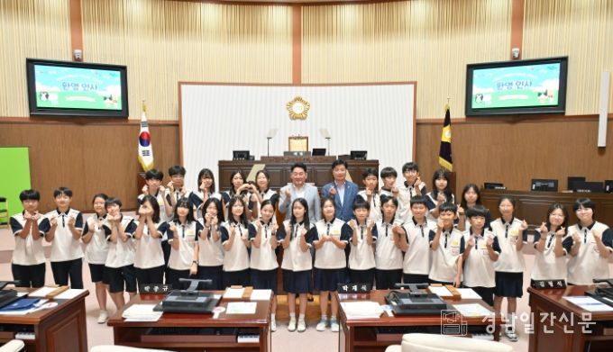 선인국제중학교 학생들과 학교 소재지 지역구 의원(왼)서정인(오)최신용)