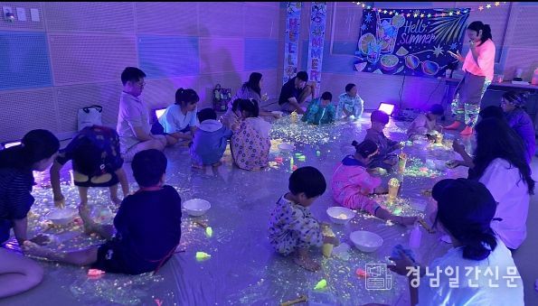 창녕군육아지원센터, 야광물감놀이프로그램 실시