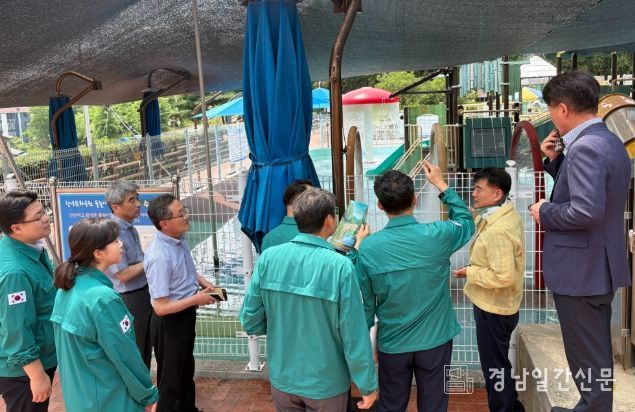 1. 심상철 부군수 주재 아래 여름철 어린이 물놀이장(창녕문화공원) 합동점검을 하고 있다.