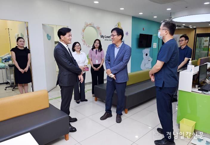 안병구 밀양시장이 지난 8일 달빛어린이병원으로 지정된 미르아이병원을 방문해 의료진을 격려하고 있다.