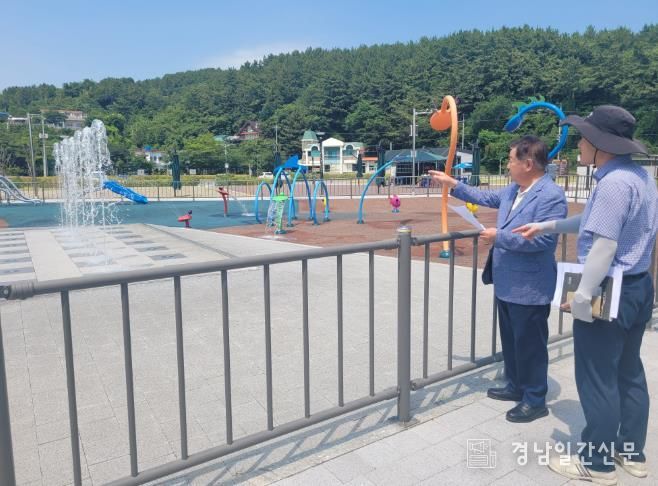 최을석 고성군의회 의장, 남포항 어린이 물놀이터 현장점검