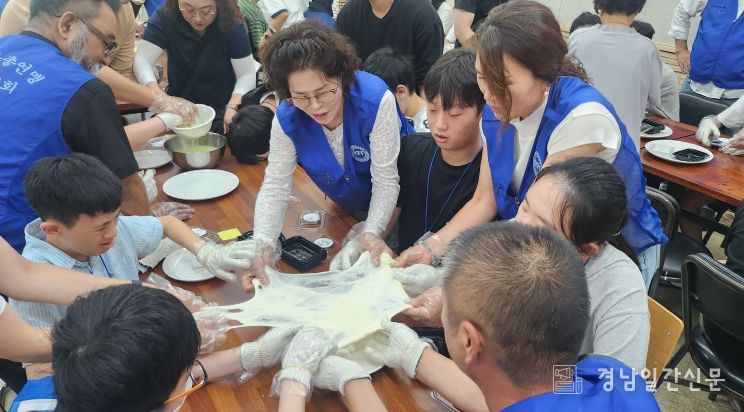 한국자유총연맹 의령군지회, 천광학교 체험학습 서포터즈 봉사활동