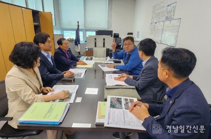 1. 성낙인 창녕군수가 기획재정부 복지안전예산심의관에게 사업 설명을 하고 있다.