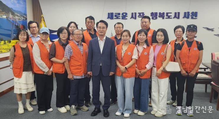 사천시-함양군 아동위원협의회 자매결연 방문 기념 단체사진.